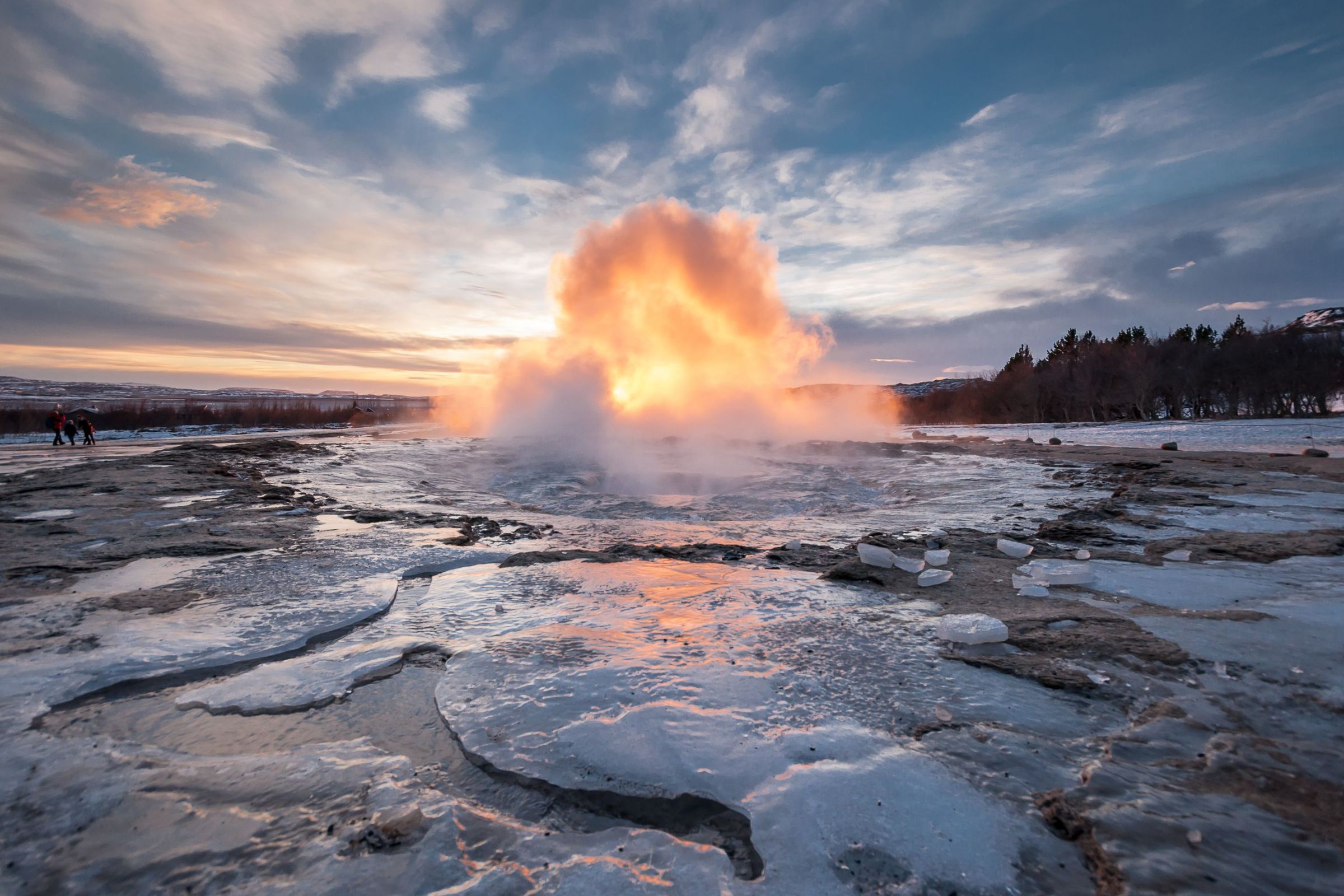 Geyser Strokkur erupcionando en invierno