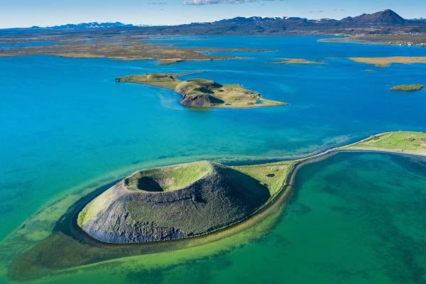 una vista aérea de una pequeña isla en medio de un gran cuerpo de agua.