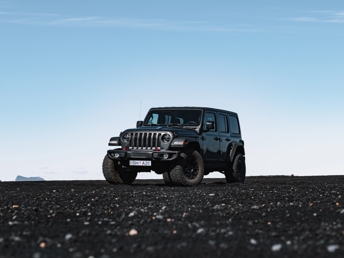 牧马人 Rubicon 黑沙滩 停在黑沙滩上的 Jeep Wrangler Rubicon 4x4 正面视图
