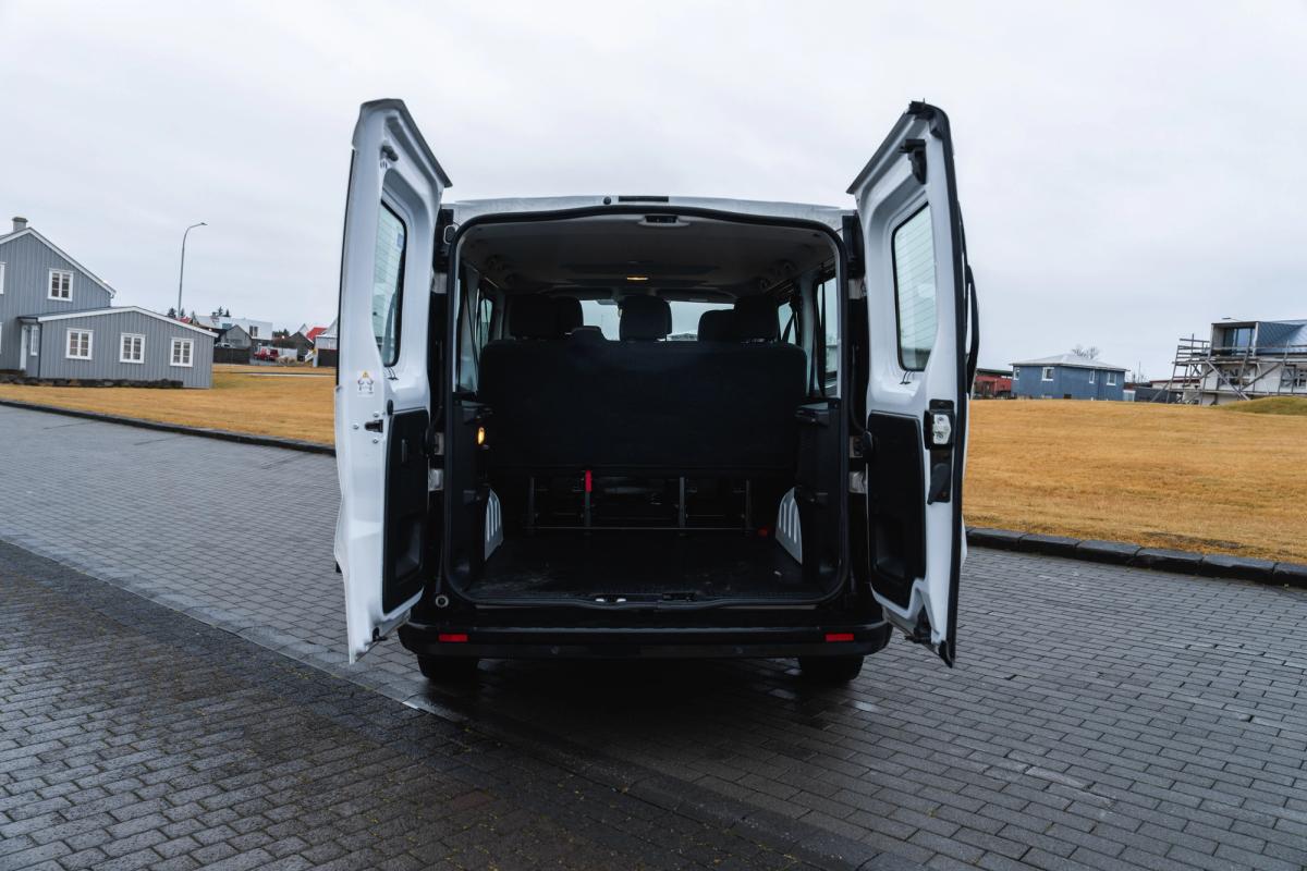 Vista trasera de una furgoneta Renault Trafic con ambas puertas abiertas, mostrando el espacio de carga