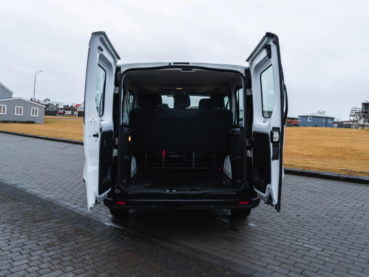 Puertas traseras de la Trafic abiertas Vista trasera de una furgoneta Renault Trafic con ambas puertas abiertas, mostrando el espacio de carga