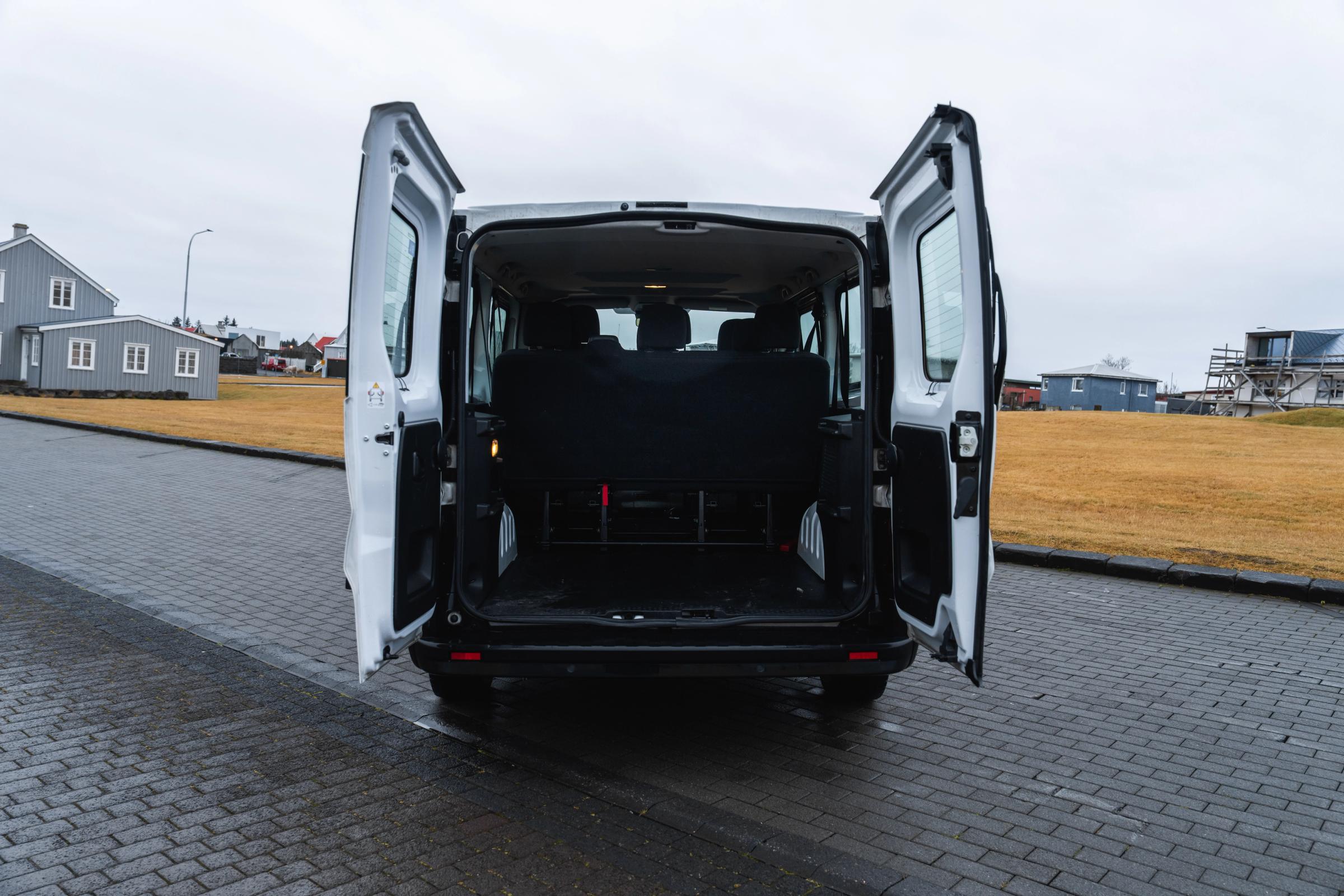 Puertas traseras de la Trafic abiertas Vista trasera de una furgoneta Renault Trafic con ambas puertas abiertas, mostrando el espacio de carga