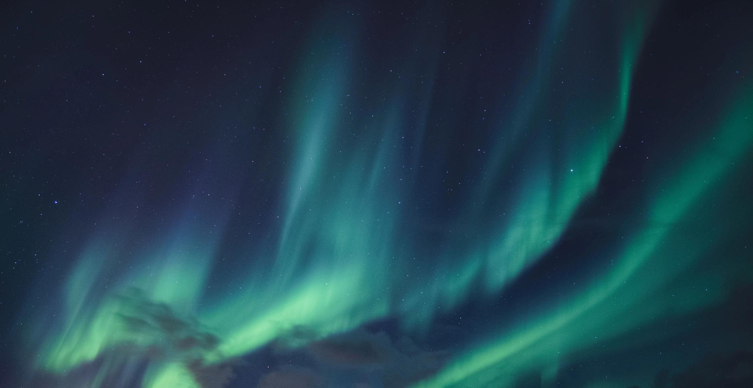 Auroras boreales brillando en el cielo de Islandia