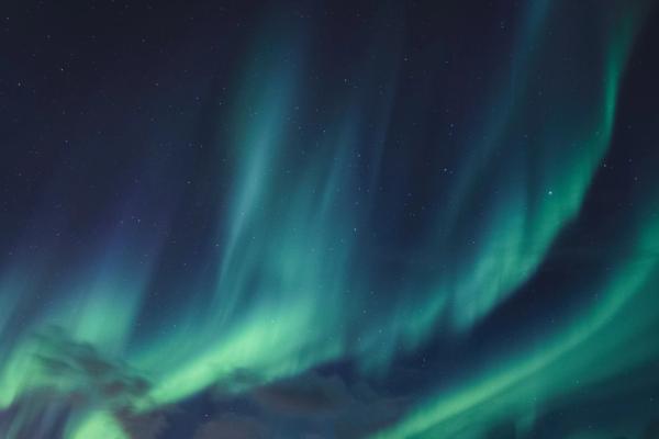 Auroras boreales brillando en el cielo de Islandia