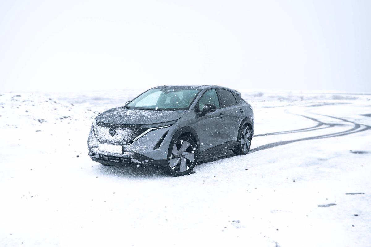 Nissan Ariya lagt á opnu hálendi með hjólförum í yfirborðinu