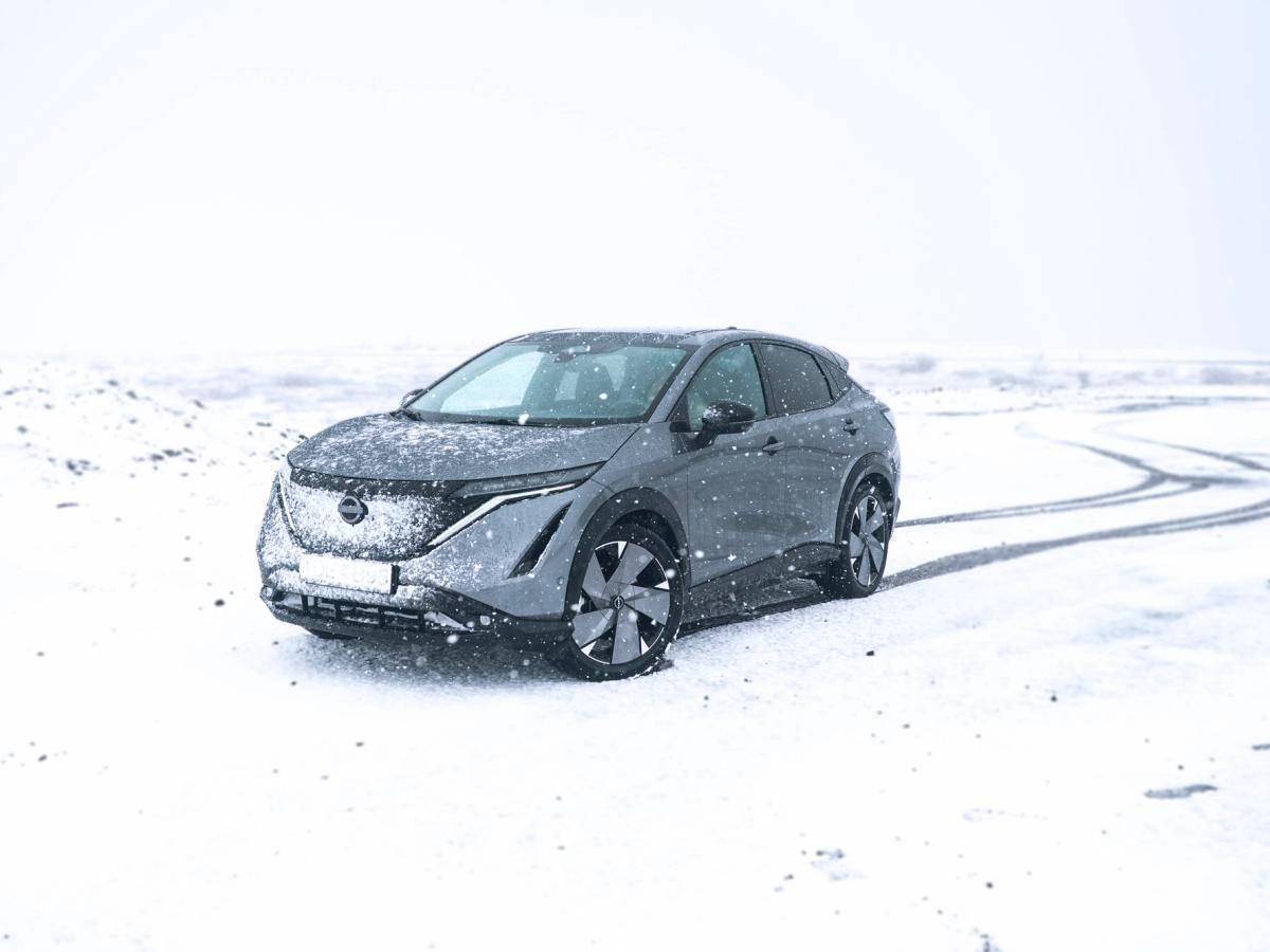 Nissan Ariya – yfirsýn yfir landslag Nissan Ariya lagt á opnu hálendi með hjólförum í yfirborðinu