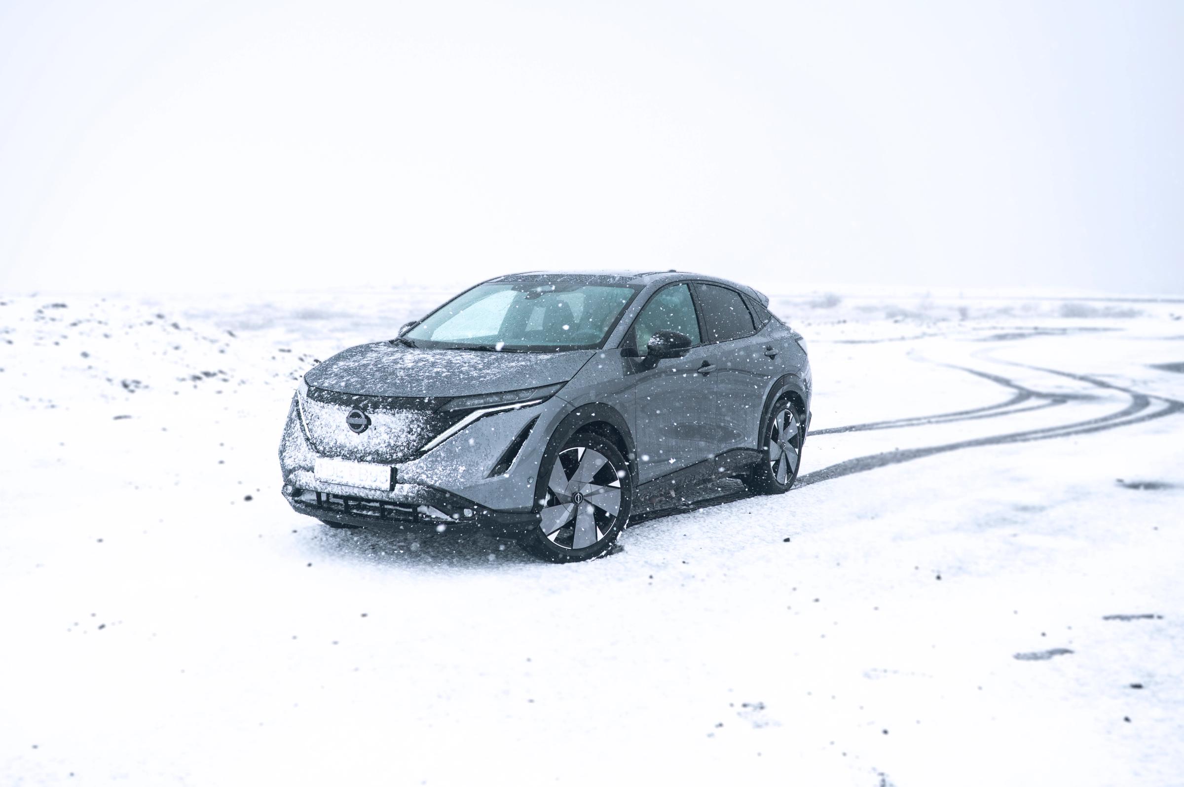 Nissan Ariya – yfirsýn yfir landslag Nissan Ariya lagt á opnu hálendi með hjólförum í yfirborðinu