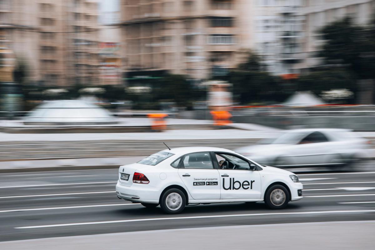 Coche blanco de Uber en la carretera