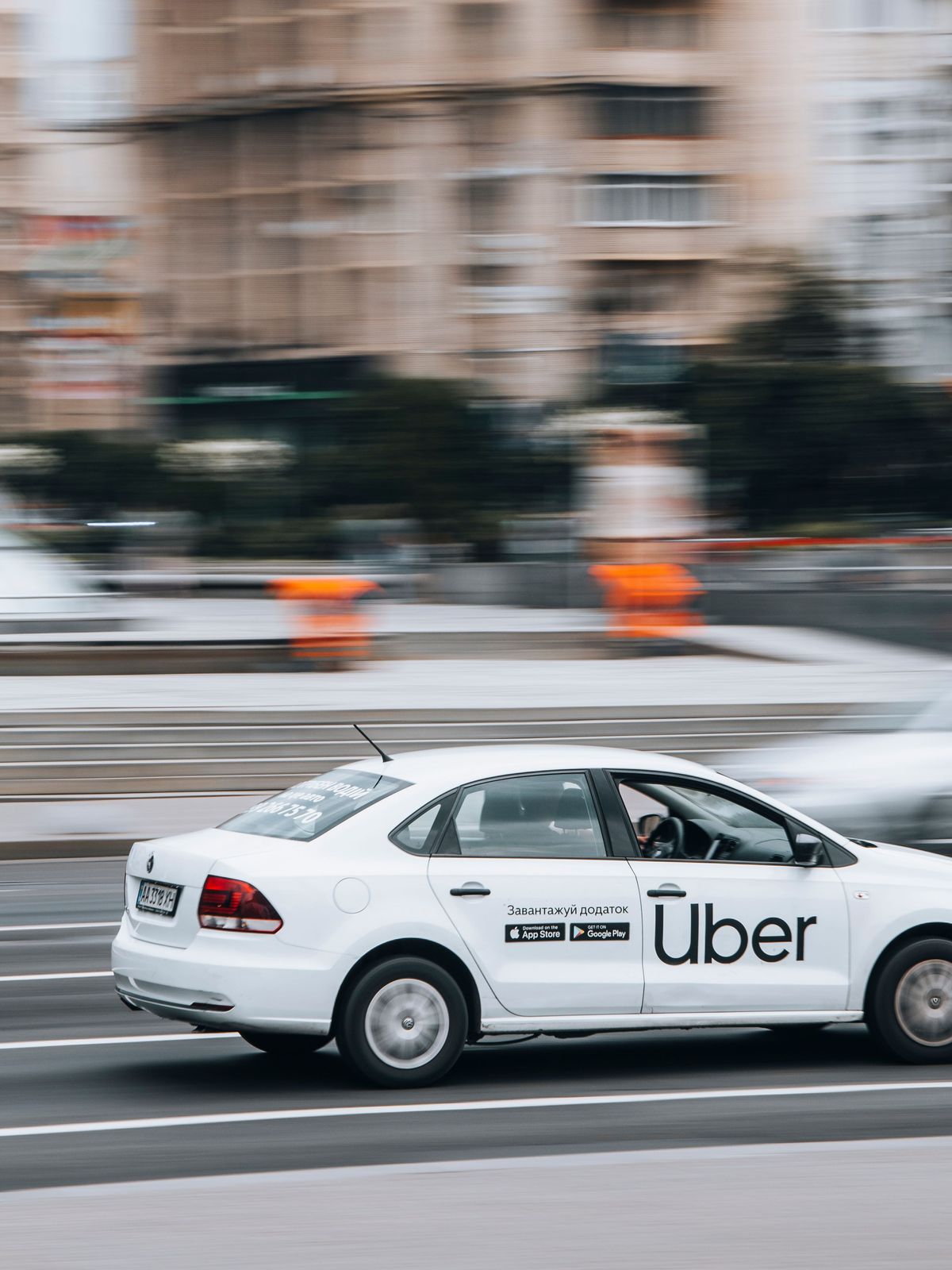 Coche blanco de Uber en la carretera