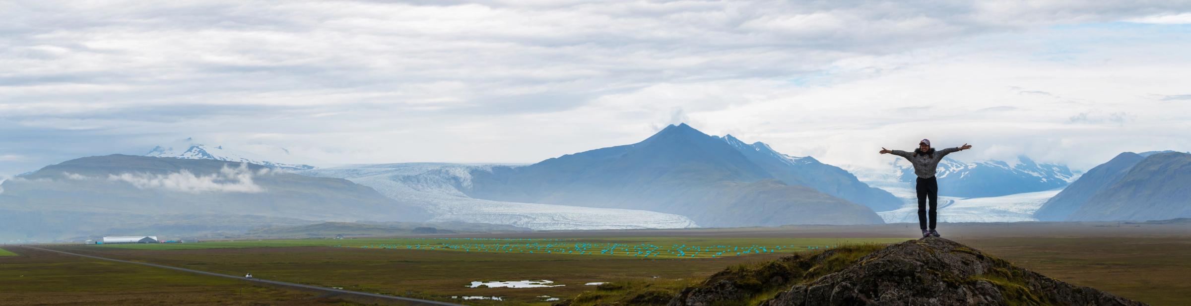 hombre frente a un impresionante paisaje con montañas al fondo