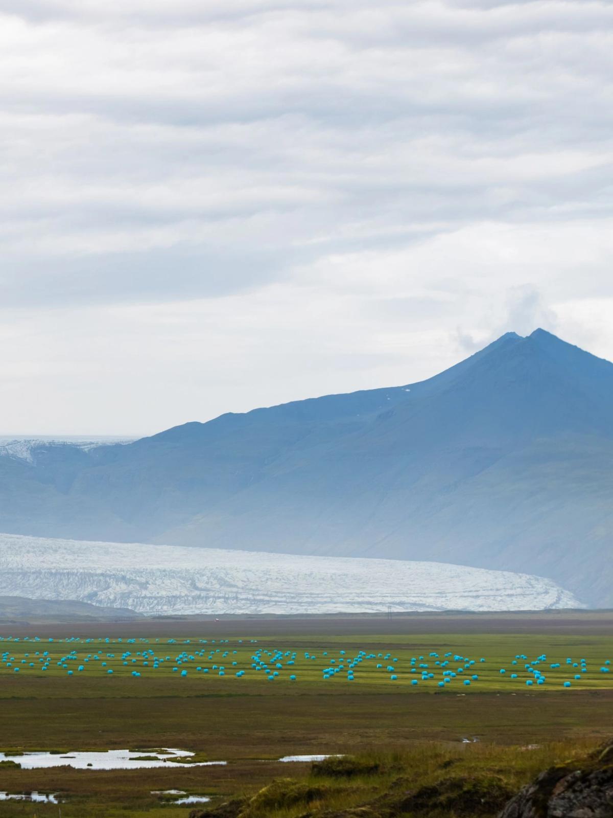 Panorámica de una mujer con el glaciar Skaftafellsjokull de fondo
