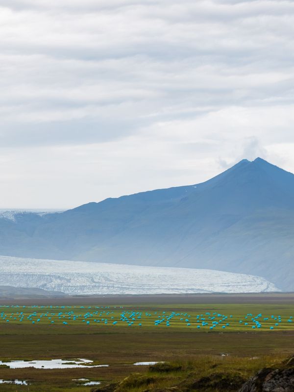 Panorámica de una mujer con el glaciar Skaftafellsjokull de fondo