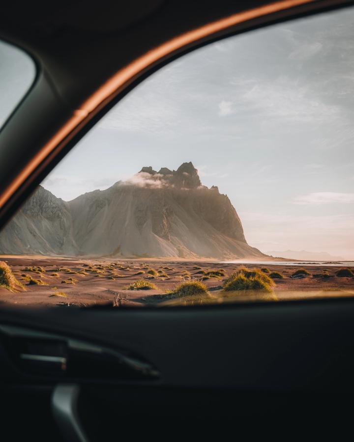 Vista de un paisaje desértico  y una montaña desde dentro de un coche
