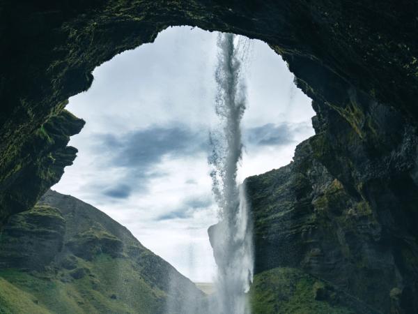 casacada Kvernufoss  vista desde atrás