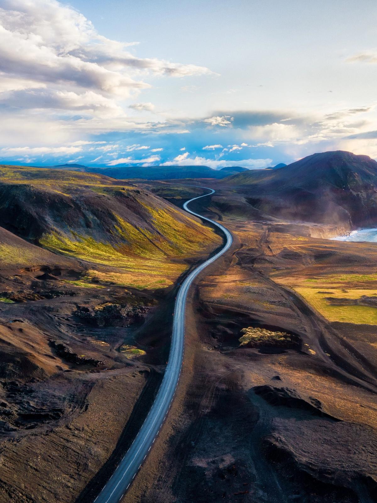 Carreteras y paisaje en las Tierras Altas de Islandia