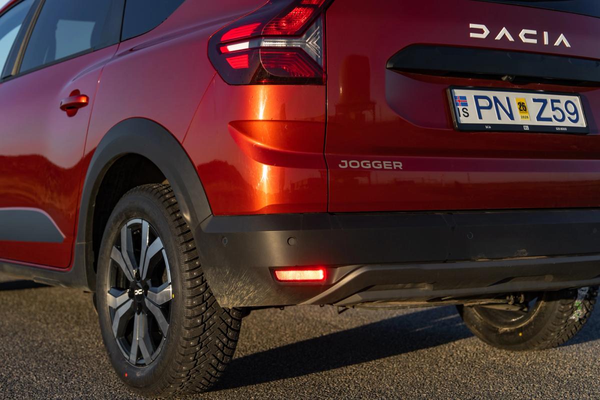 Vista trasera de un Dacia Jogger de alquiler, con el piloto trasero y la llanta de aleación