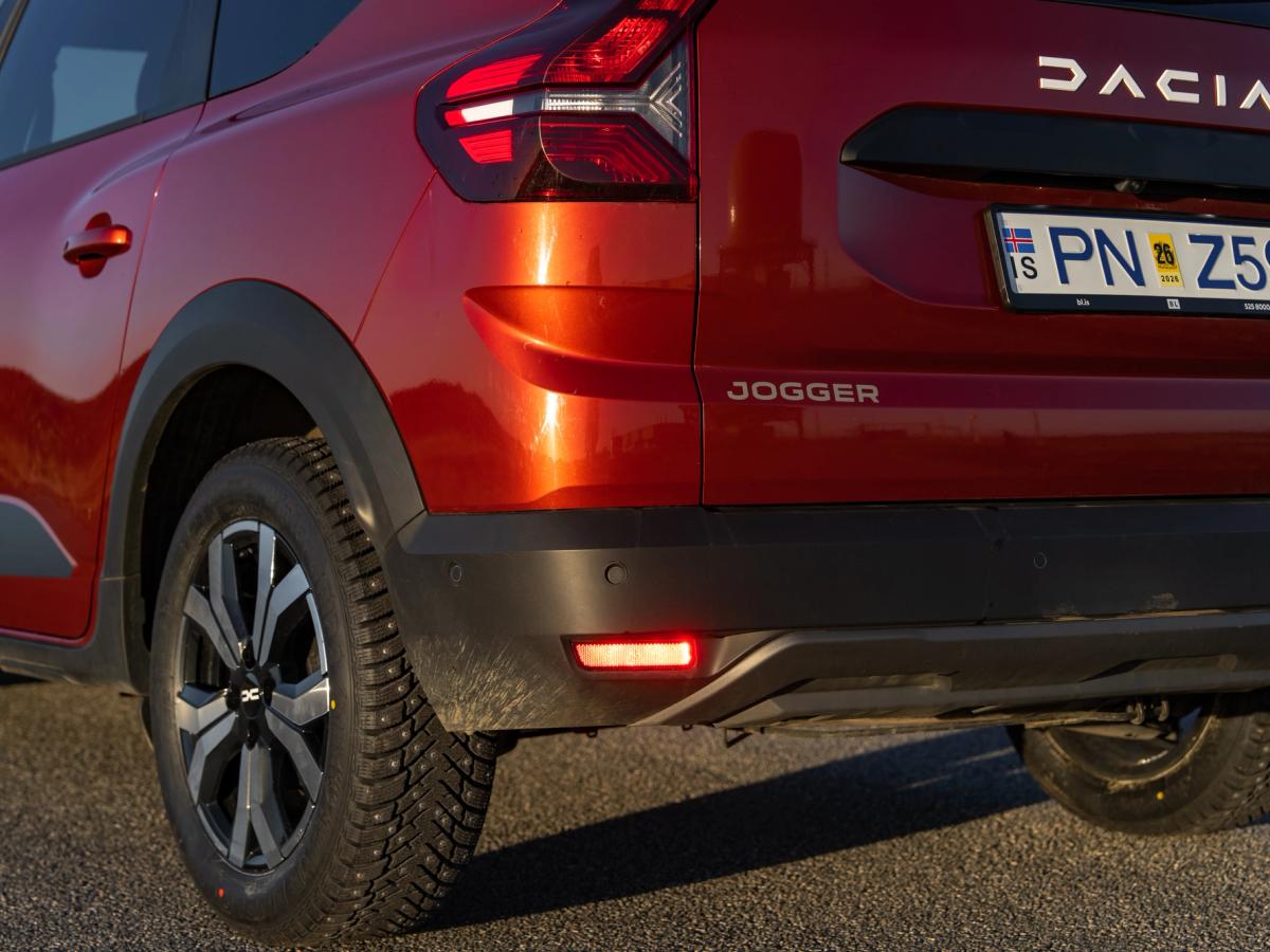 Vista trasera del pantalón jogger Vista trasera de un Dacia Jogger de alquiler, con el piloto trasero y la llanta de aleación