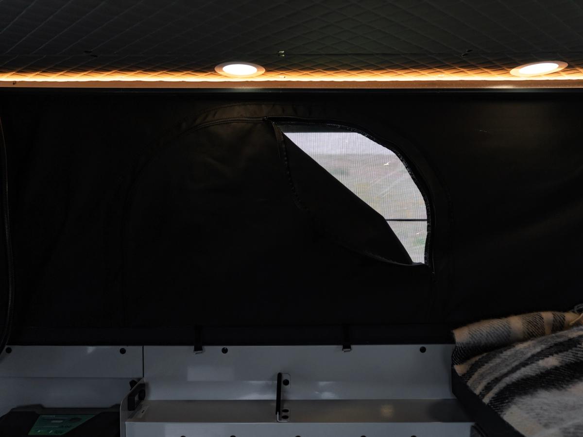 Ventana de malla en el techo Ventana de malla con cremallera en la pared del techo elevable, debajo de los focos LED y la tira de iluminación