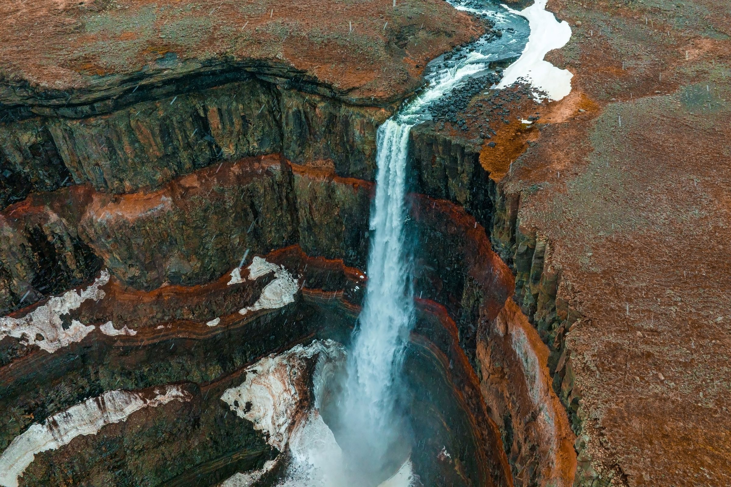 una vista aérea de una cascada en medio de un cañón .