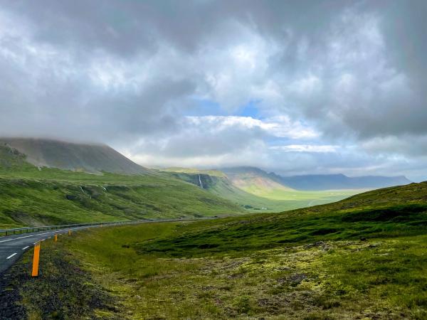 Carretera y montañas verdes en la Península de Snæfellsnes