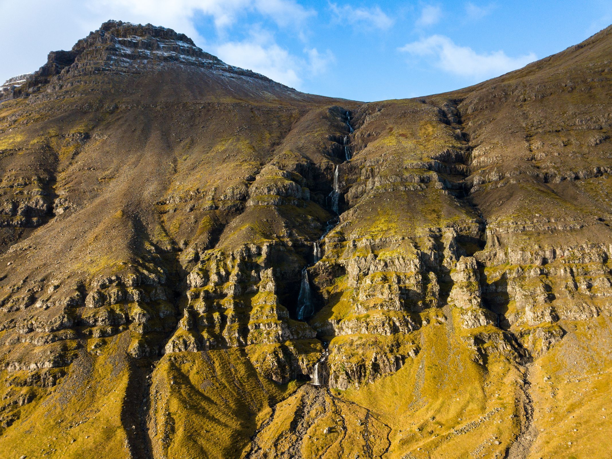 cascada krossfoss cayendo por la ladera de una montaña