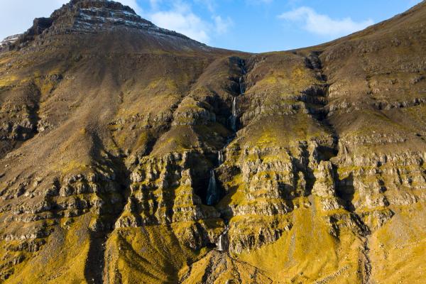 cascada krossfoss cayendo por la ladera de una montaña