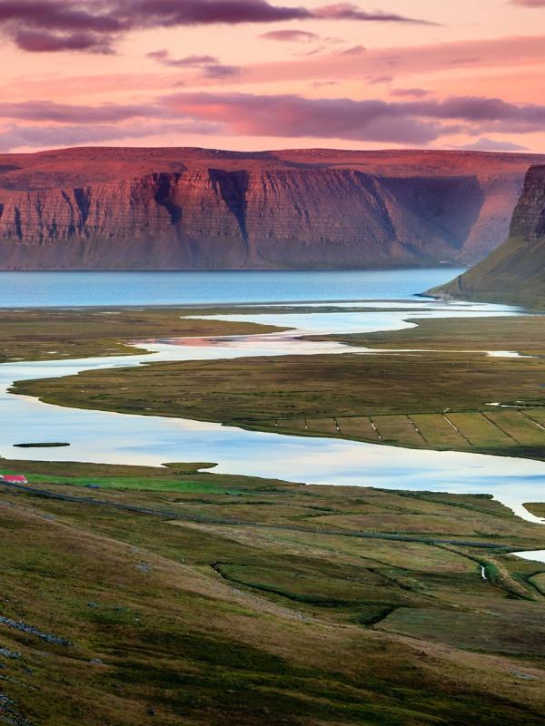 Río y montañas en un largo valle en los Fiordos Occidentales de Islandia