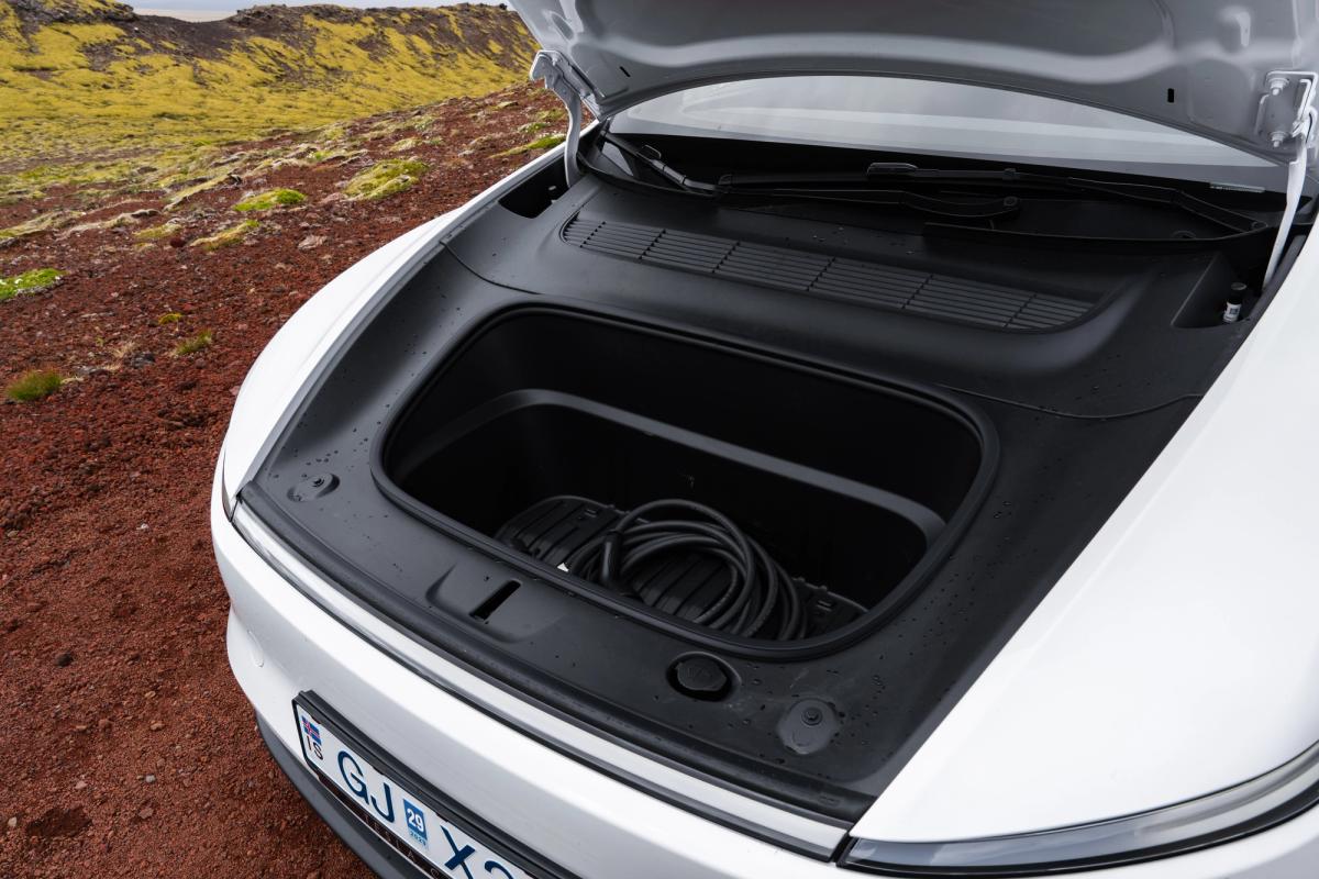 Maletero delantero de un Tesla Model Y con un cable de carga y espacio de almacenamiento adicional en este coche eléctrico de alquiler