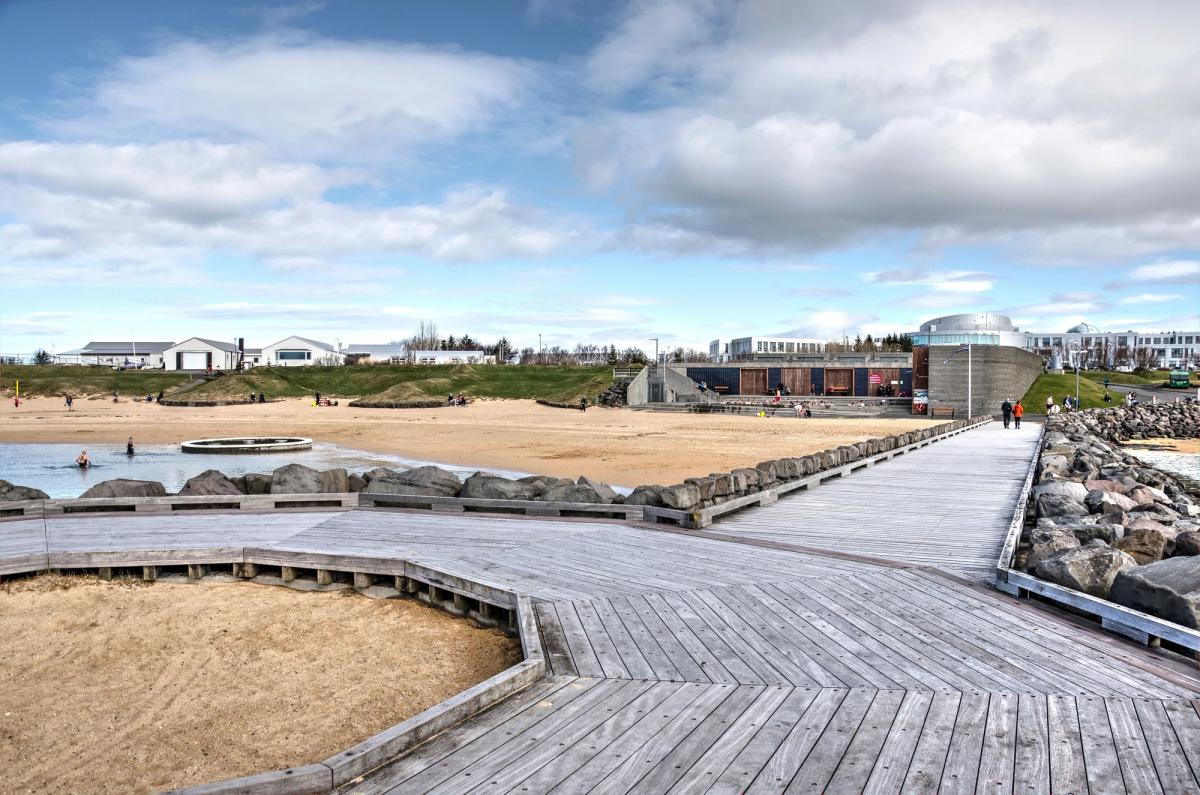 Vista panorámica de la playa geotérmica Nauthólsvík 
