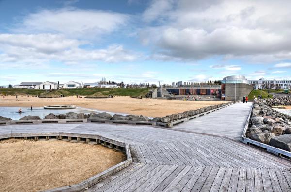 Vista panorámica de la playa geotérmica Nauthólsvík 