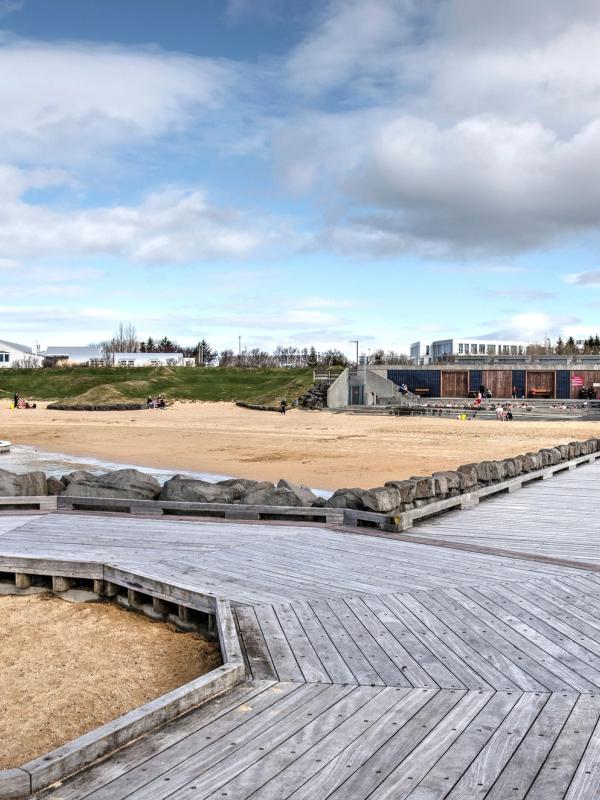 Vista panorámica de la playa geotérmica Nauthólsvík