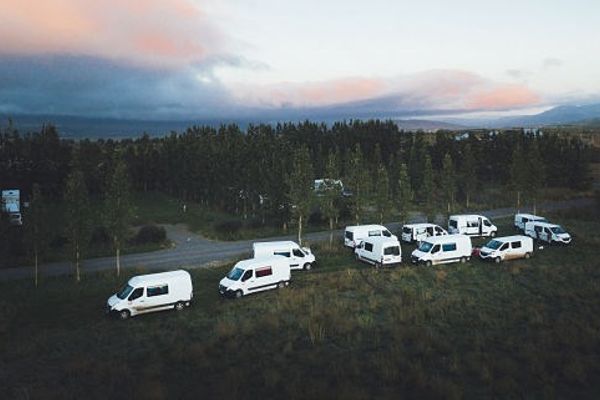 Grupo de campers en Islandia
