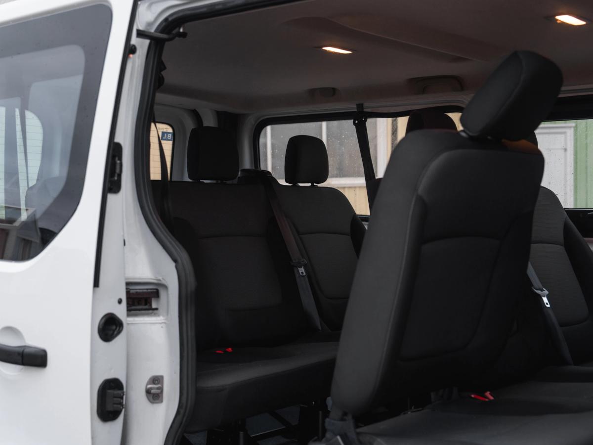 Asientos de la fila central del Trafic Vista del interior de una minivan Renault Trafic, con los asientos de la fila central vistos a través de la puerta abierta