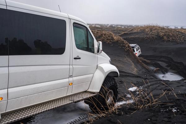 dos super jeep blancos en arena negra volcánica