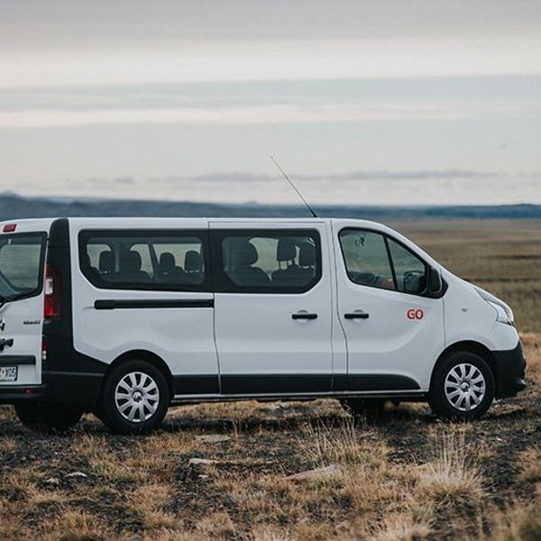 Camping-car blanc garé dans une vallée