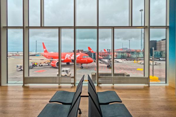Aeropuerto de Keflavik con un avión rojo de la compañía aéra Play