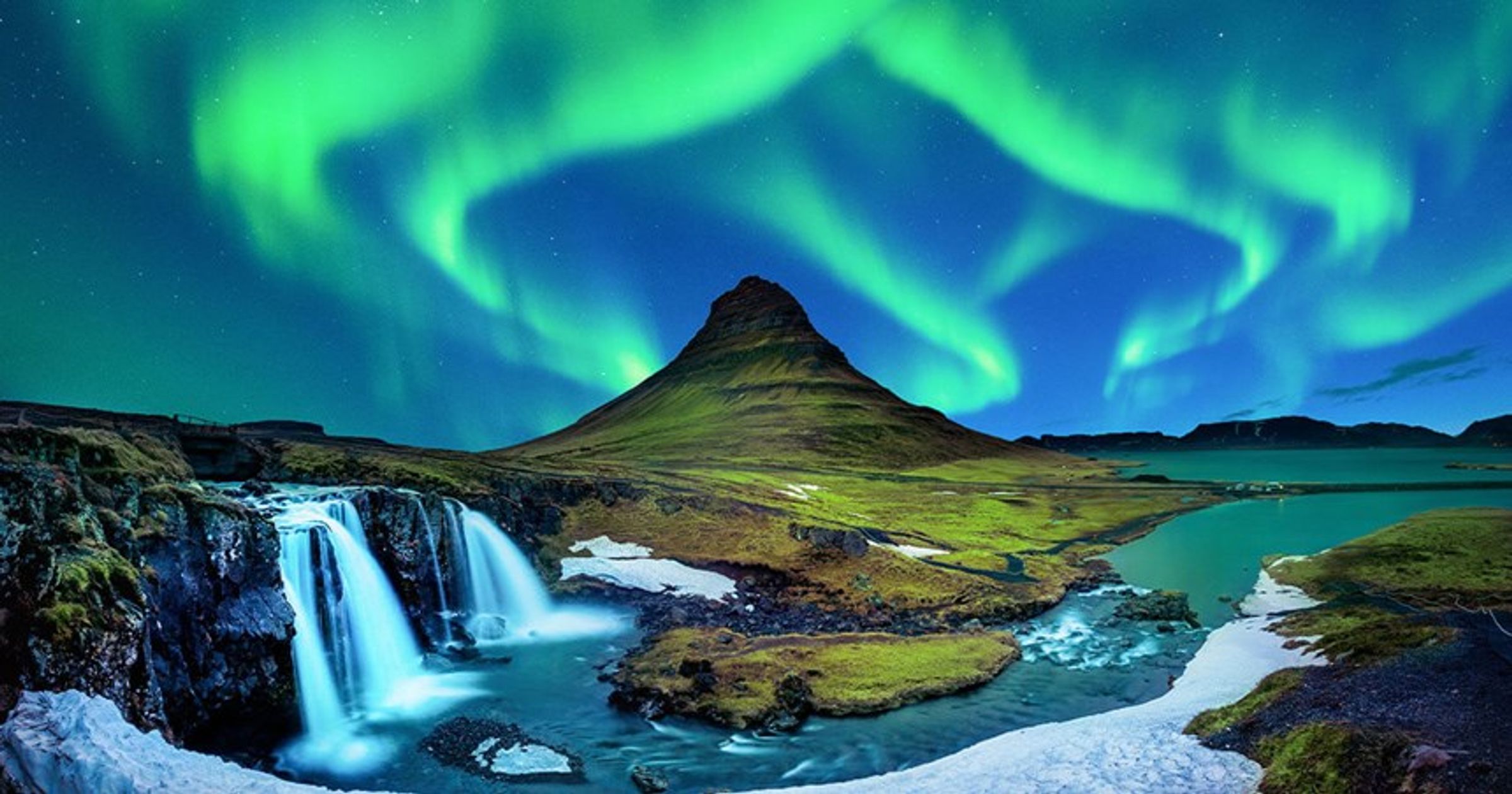 Kirkjufell y Kirkjufellsfoss bajo la aurora boreal
