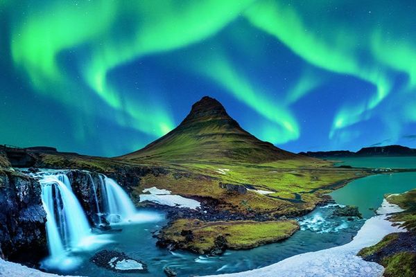 Kirkjufell y Kirkjufellsfoss bajo la aurora boreal