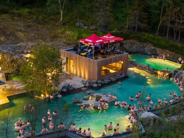 Vista aérea del Forest Lagoon de noche con un montón de gente dentro