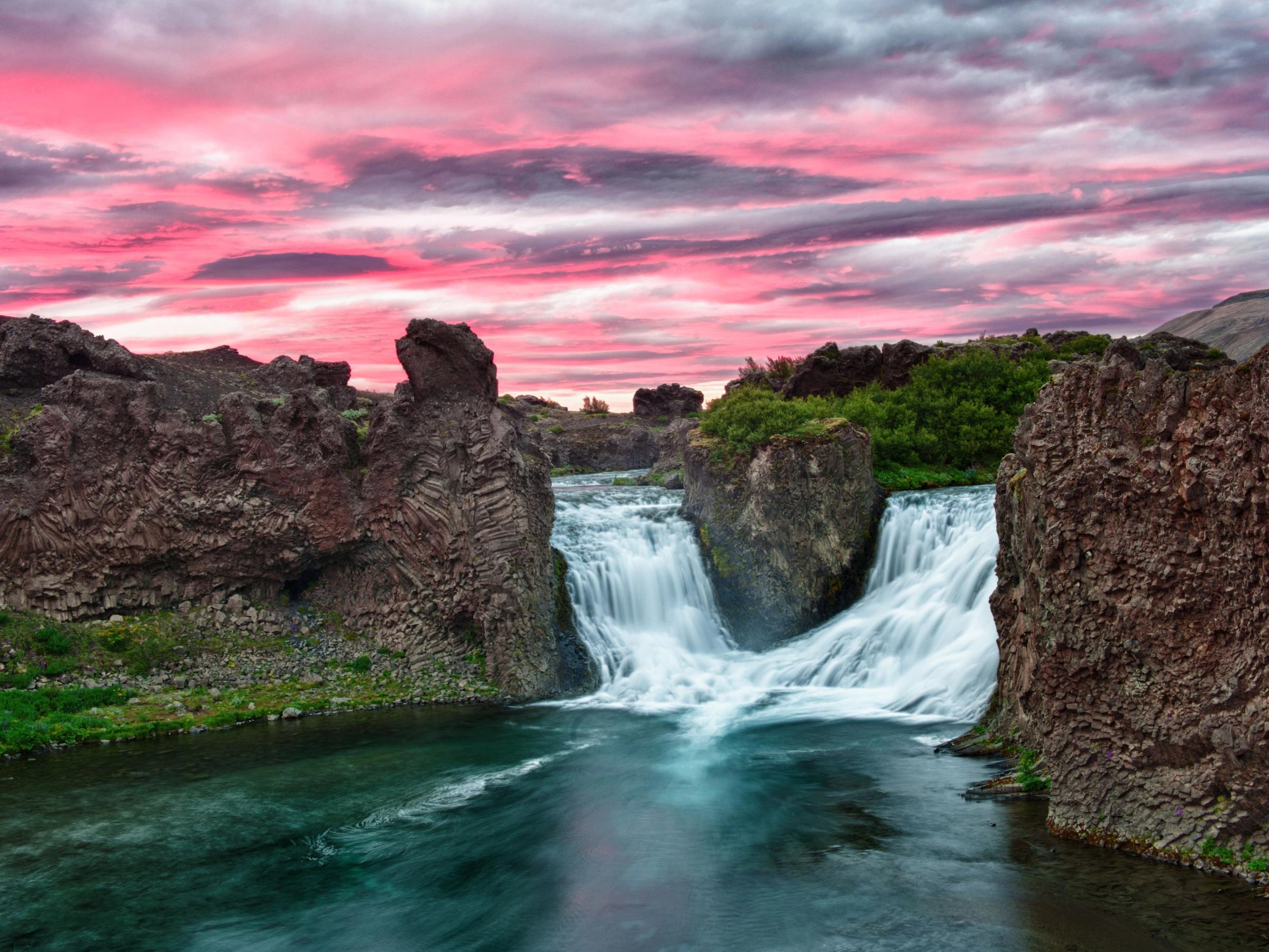Cascada de Hjálparfoss durante el crepúsculo