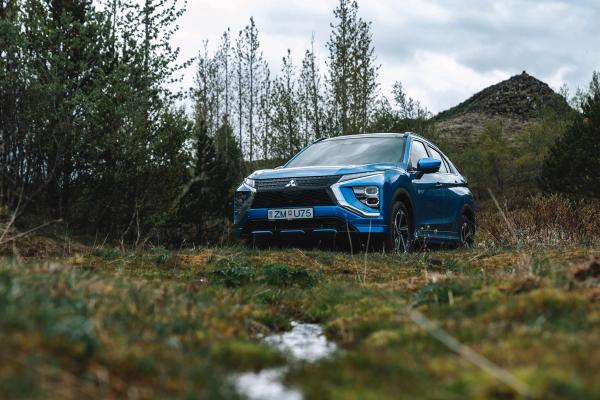 un coche azul en la naturaleza