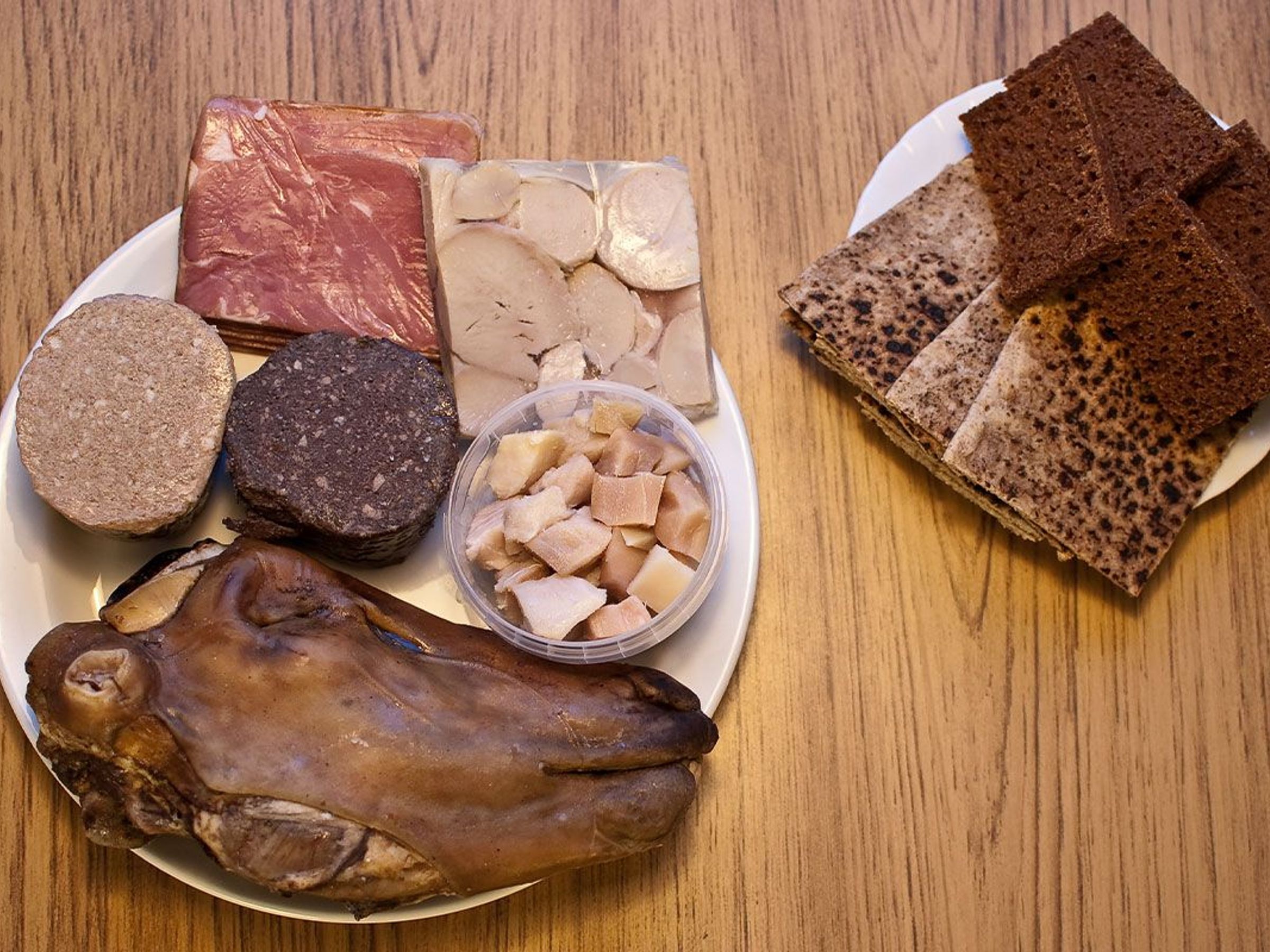 un plato de comida sobre una mesa de madera con una cabeza de caballo encima.