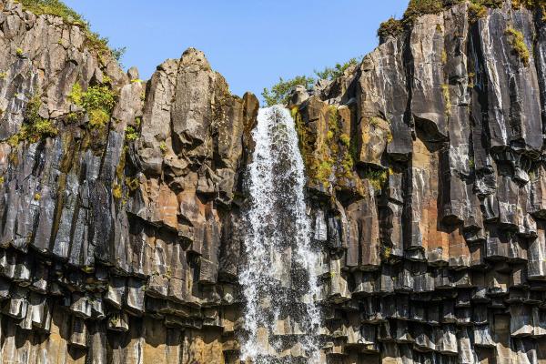 Foto de Svartifoss y sus columnas de basalto desde cerca