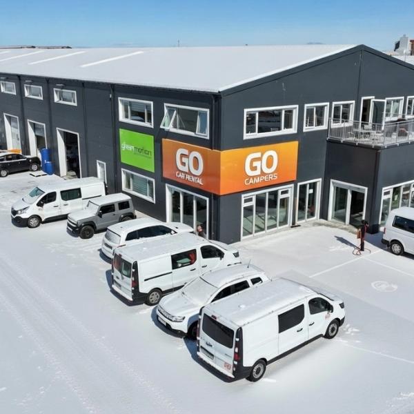 a large building with a lot of cars parked in front of it .