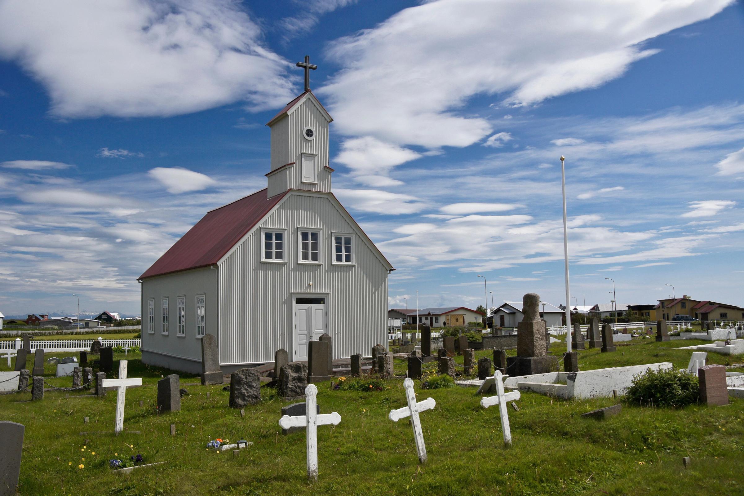 Iglesia y cementerio en Stokkseyri, Islandia