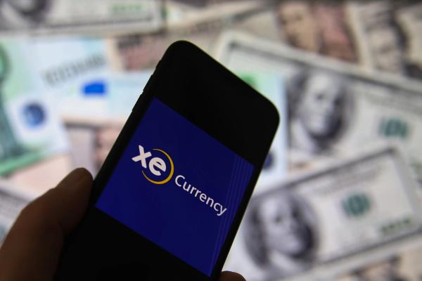 pantalla de móvil mostrando la aplicación de Xe Currency