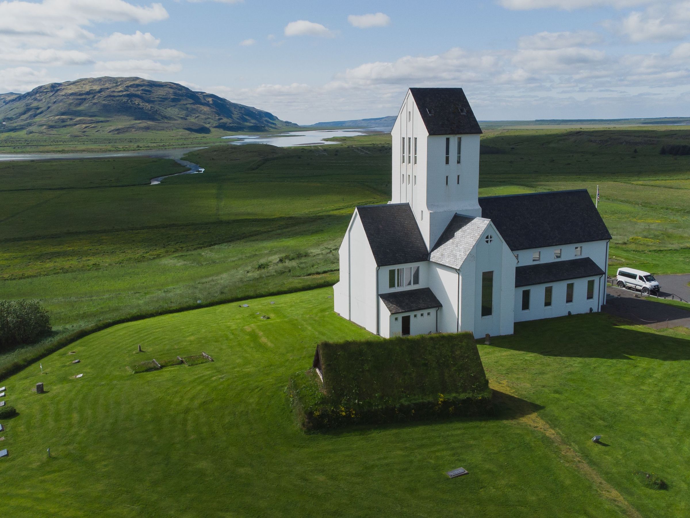 una vista aérea de una iglesia blanca en medio de un campo de hierba .