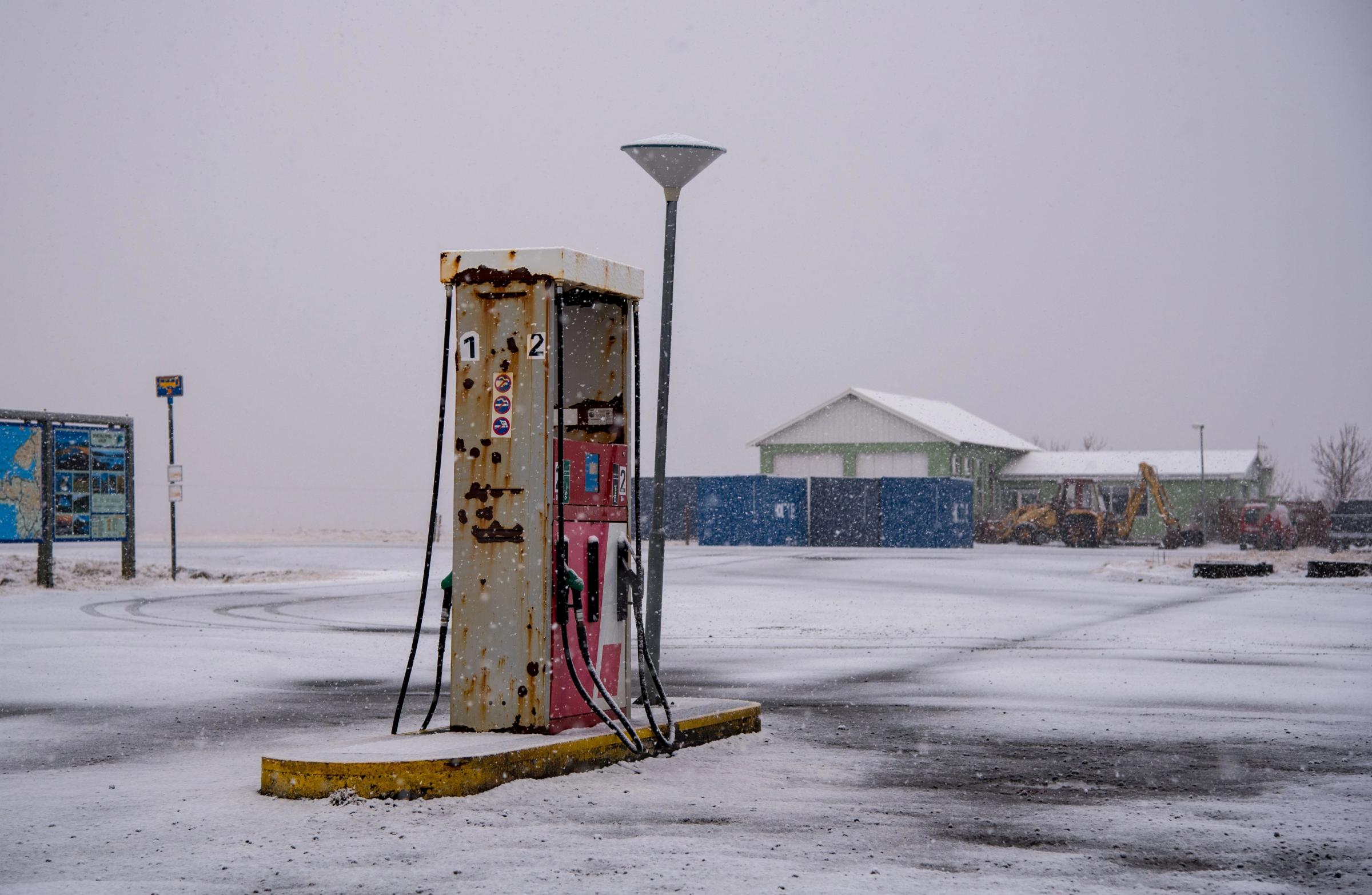Gasolinera cubierta de nieve