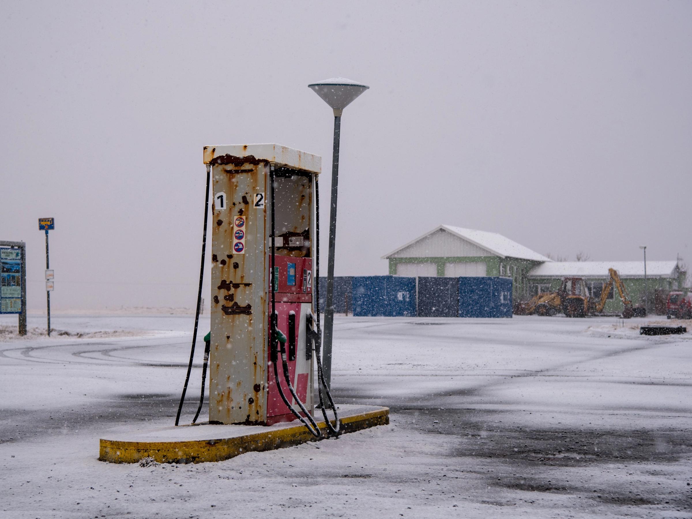 Gasolinera cubierta de nieve
