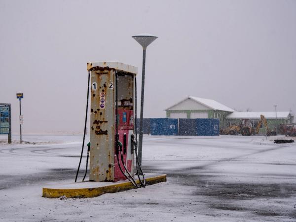 Gasolinera cubierta de nieve